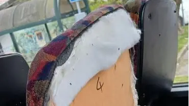 I danni fatti dai vandali alla corriera di linea tra Vittorio Veneto e Sacile