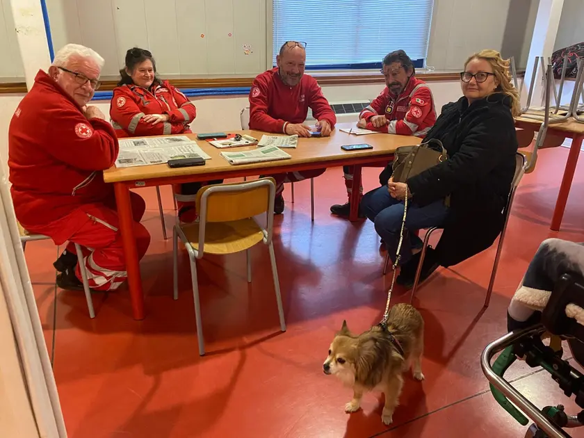 I volontari hanno accolto i residenti sfollati per qualche ora per il brillamento della bomba