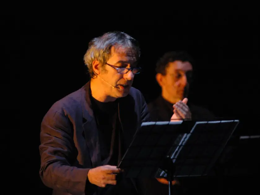 David Riondino durante uno spettacolo a teatro