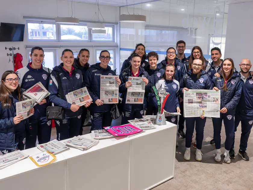 Le ragazze del volley Talmassons al Messaggero Veneto (Petrussi)