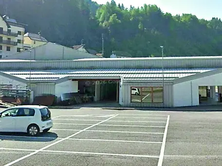 L’esterno del bar L’Alpina a Comeglians