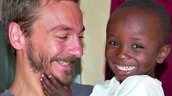 L’ingegnere udinese Andrea Manenti durante una missione umanitarie in Africa