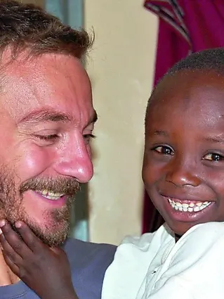 L’ingegnere udinese Andrea Manenti durante una missione umanitarie in Africa