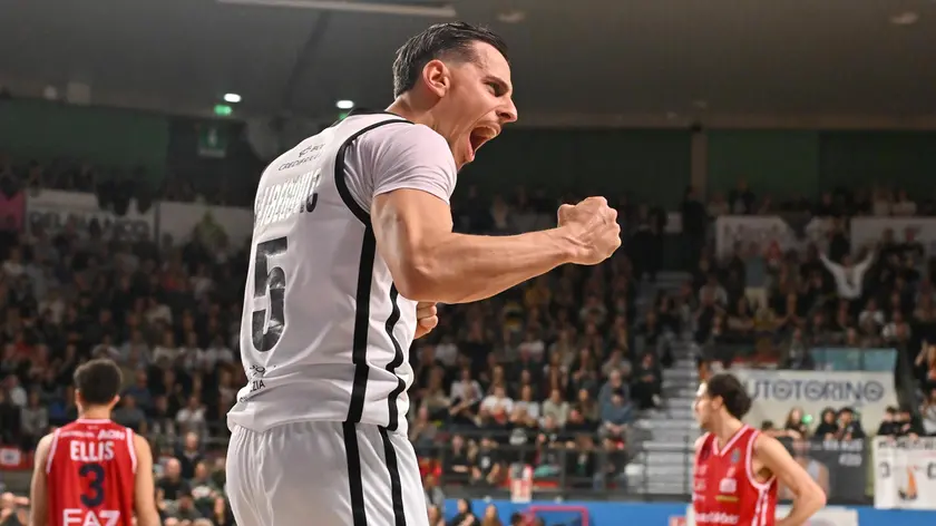Capitan Alibegovic esulta: l’Olimpia Milano è battuta (Petrussi)