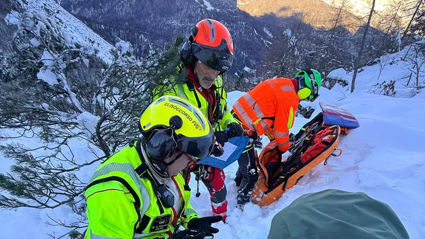Un recente intervento del Soccorso alpino regionale, in territorio comunale di Forni di Sopra foto Cnas Fvg