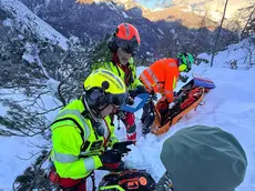 Un recente intervento del Soccorso alpino regionale, in territorio comunale di Forni di Sopra foto Cnas Fvg