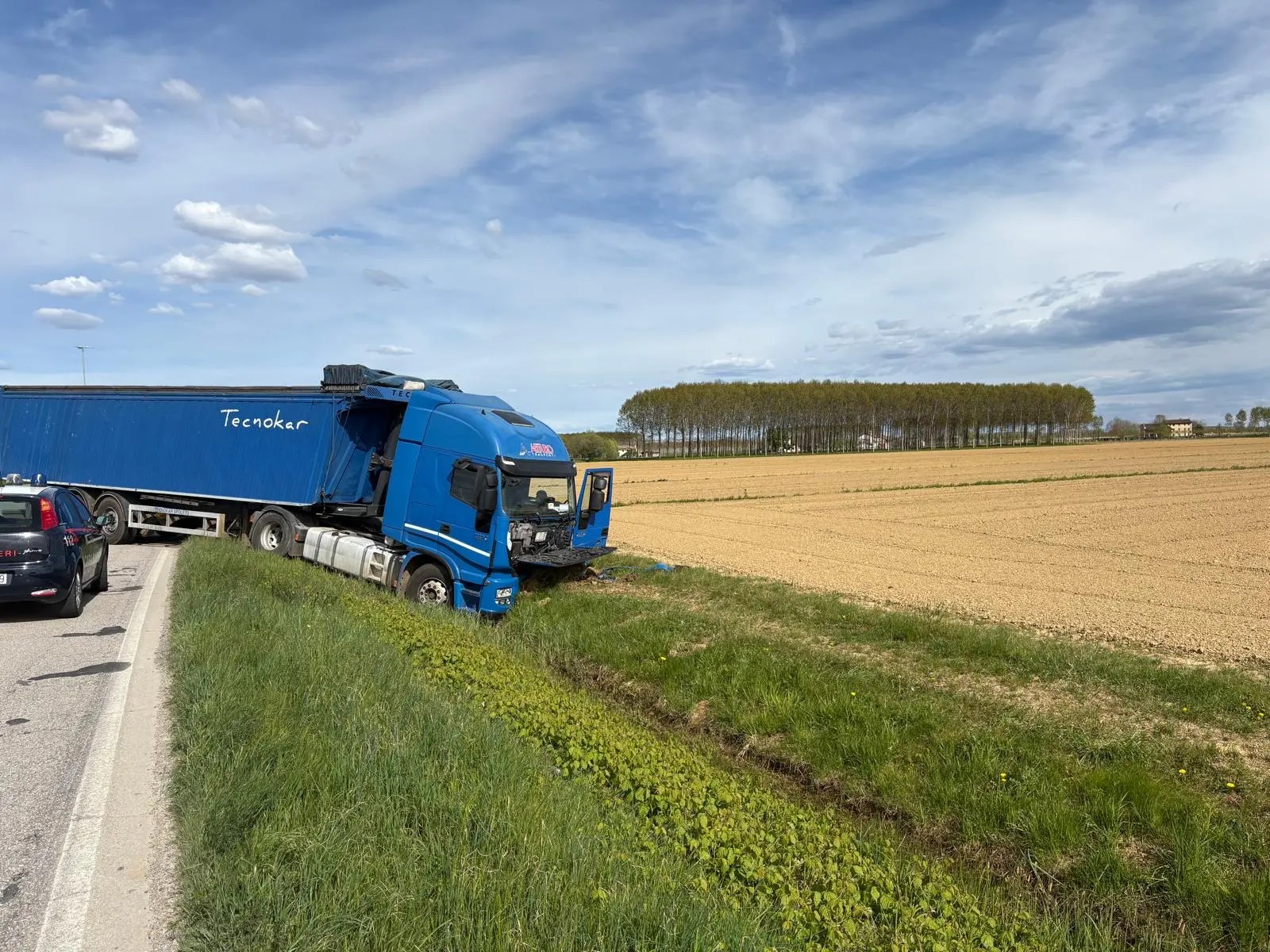 Il Tir finito fuori strada