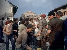 Il salvataggio di Paolo Fabris a Osoppo dopo oltre 10 ore sotto le macerie della sua casa da parte dei bersaglieri dell’Ottava Brigata Garibaldi di Pordenone. (Foto Mario Pinto)