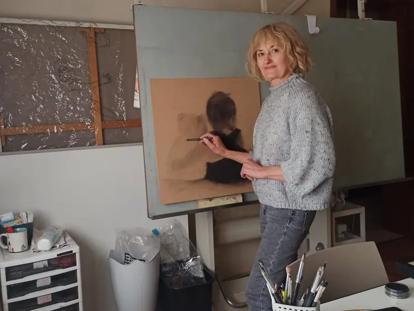 Stefania Stefanato, mentre disegna a carboncino