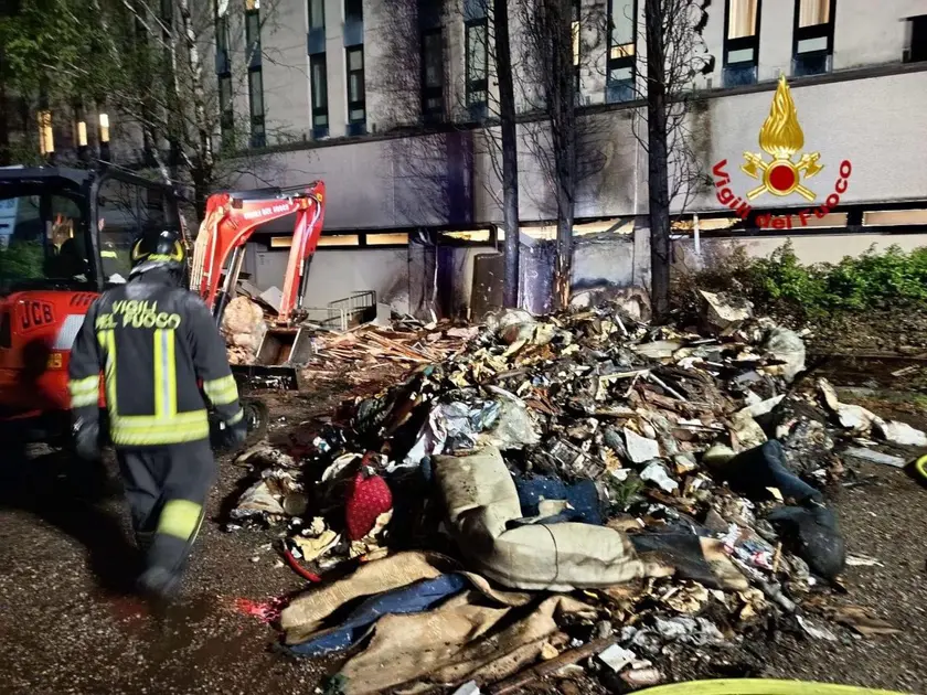 I vigili del fuoco al lavoro all’esterno dell’hotel Maxim di Verona foto ansa