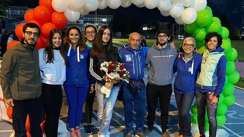 La neocampionessa Hasnar con gli attuali allenatori