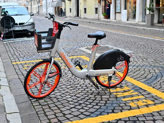 Quasi un udinese su due sceglie ancora la macchina, ma il 40% si muove in modo sostenibile anche grazie al bike sharing