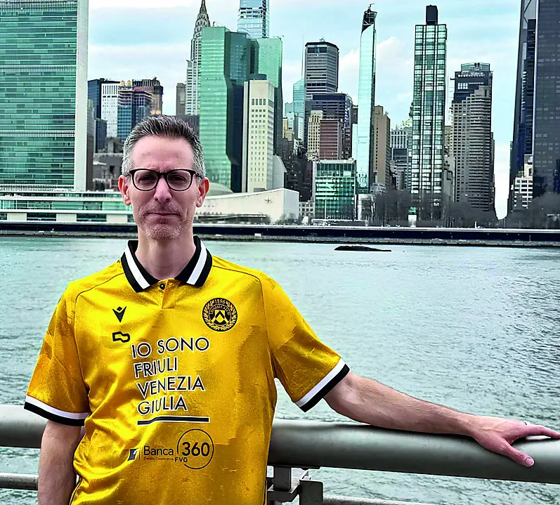 Lo skyline di Manhattan fa da sfondo alla foto che ritrae il presidente del Fogolâr Furlan Big Apple