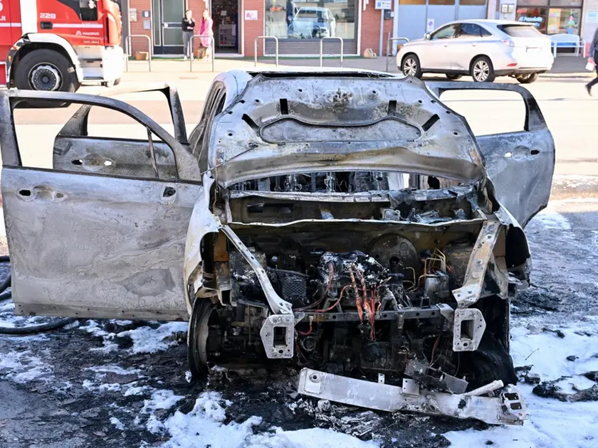 L'auto distrutta dalle fiamme a Campoformido, foto Petrussi