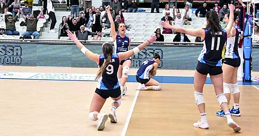 Le ragazze di coach Molinaro festeggiano dopo il punto decisivo