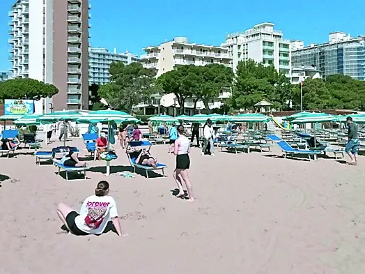 Uno degli uffici spiaggia già aperti a Sabbiadoro, il numero 19
