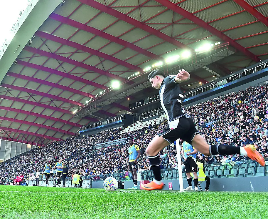 Un calcio d'angolo battuto da Ekkelenkamp (foto Petrussi)