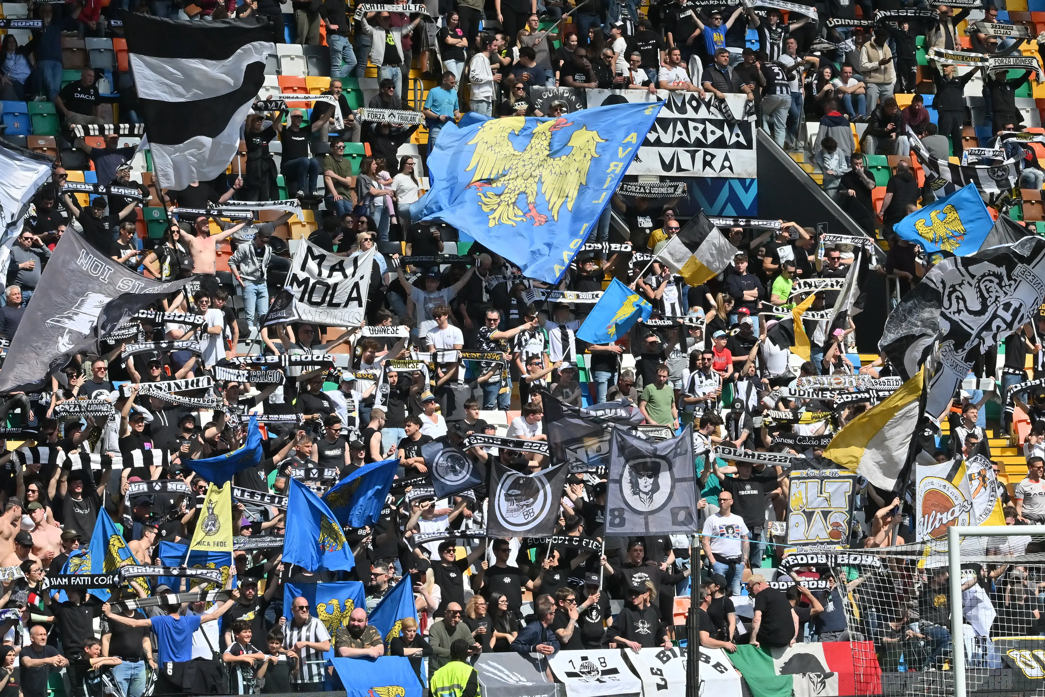 Tante bandiere del Friuli in curva © Foto Petrussi