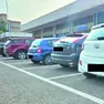 Le auto con le gomme bucate nel parcheggio a Pordenone