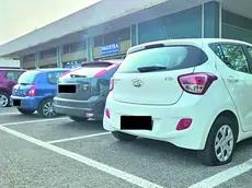 Le auto con le gomme bucate nel parcheggio a Pordenone
