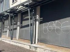 I muri del Museo dell’arte fabbrile e delle coltellerie imbrattati da scritte