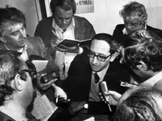 Il sostituto procuratore Pietro Calogero con i giornalisti nell'ambito dell'operazione Digos su Autonomia Operaia a Padova il 16 aprile 1979