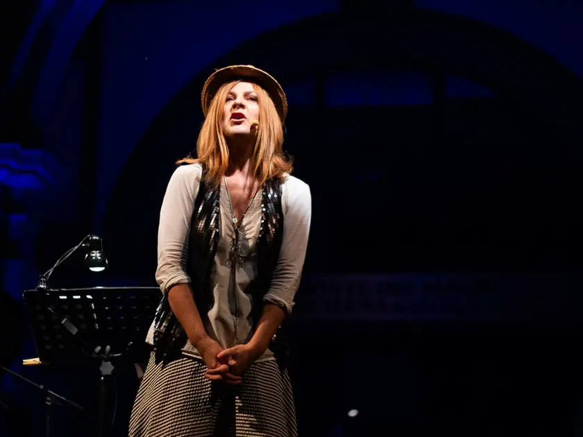 Marina Massironi sul palco