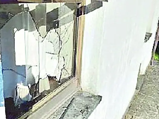 La finestra della parrocchia di Lignano presa di mira dai due ladri