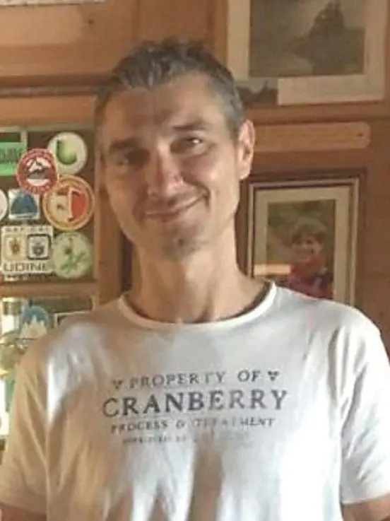 La vittima, Italo Carpi (54 anni, originario di Fagagna) e le forze dell’ordine sul posto (foto Petrussi)