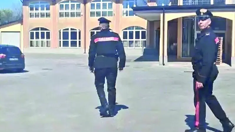 I carabinieri intervenuti nella distilleria Durbino di Passons