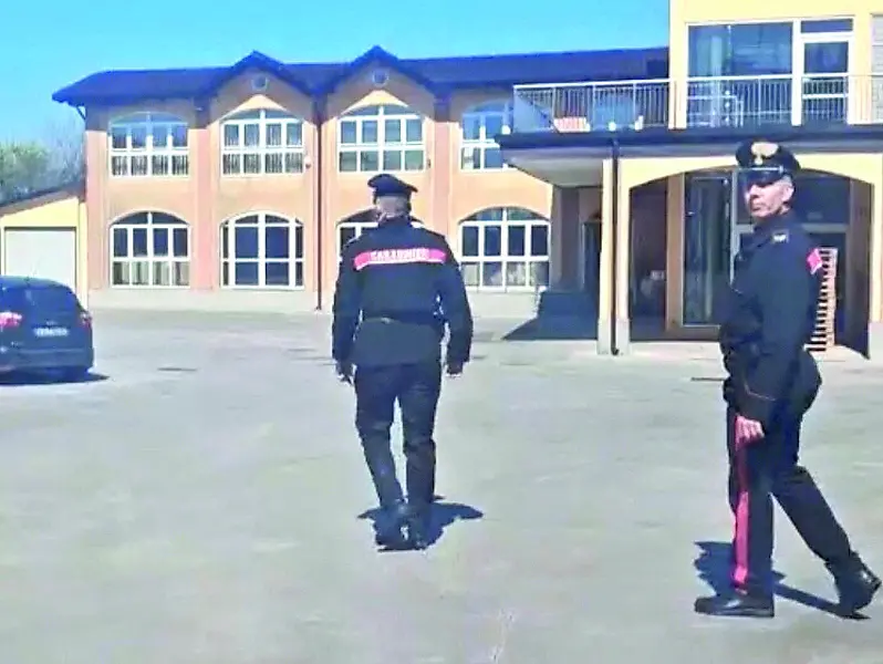 I carabinieri intervenuti nella distilleria Durbino di Passons