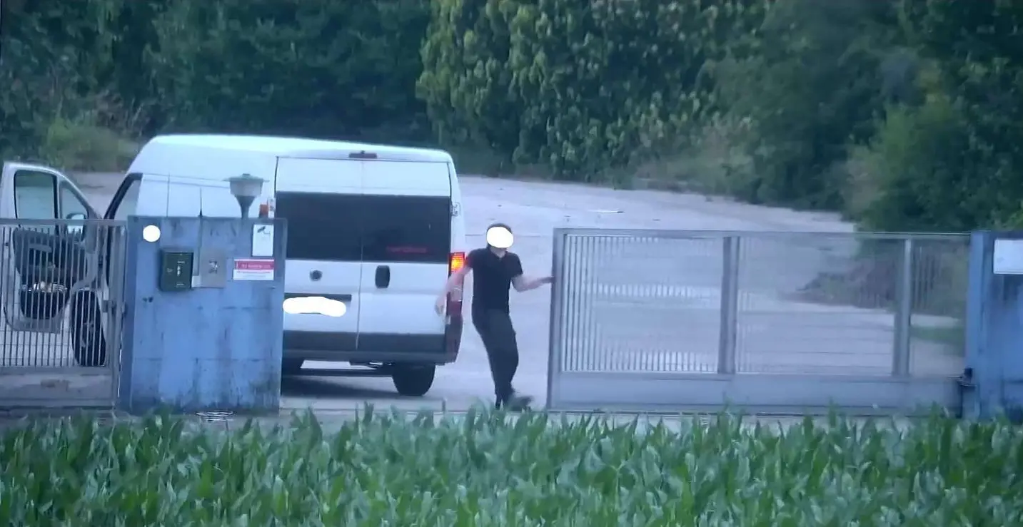 Il blitz della Guardia di Finanza ha portato alla luce le condizioni proibitive in cui venivano impiegati ventuno cittadini ucraini e moldavi, privi di documenti e permessi. Questi uomini vivevano in uno stato di vera e propria reclusione, costretti a dormire in alloggi di fortuna ricavati all'interno dei capannoni, con il divieto assoluto di uscire per non attirare sospetti. La manovalanza veniva sfruttata con turni massacranti in ambienti dalle carenti condizioni igieniche, funzionali solo a garantire i profitti record dell'organizzazione criminale. Il personale, invisibile al mondo esterno, veniva gestito come una risorsa da consumare all'interno della struttura blindata di produzione.