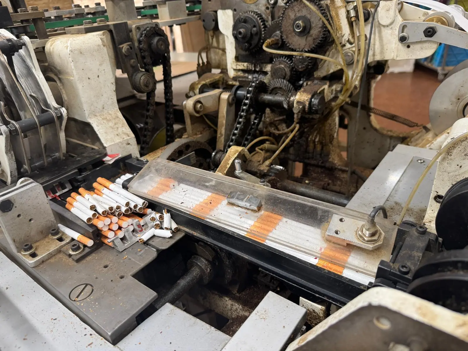 Il blitz della Guardia di Finanza ha portato alla luce le condizioni proibitive in cui venivano impiegati ventuno cittadini ucraini e moldavi, privi di documenti e permessi. Questi uomini vivevano in uno stato di vera e propria reclusione, costretti a dormire in alloggi di fortuna ricavati all'interno dei capannoni, con il divieto assoluto di uscire per non attirare sospetti. La manovalanza veniva sfruttata con turni massacranti in ambienti dalle carenti condizioni igieniche, funzionali solo a garantire i profitti record dell'organizzazione criminale. Il personale, invisibile al mondo esterno, veniva gestito come una risorsa da consumare all'interno della struttura blindata di produzione.