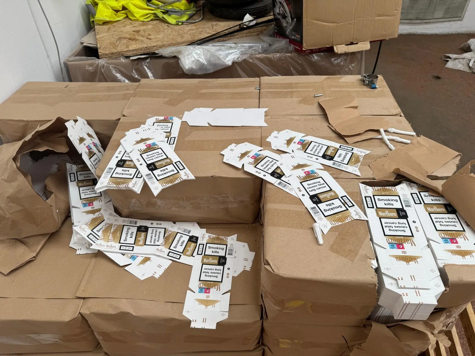 Il blitz della Guardia di Finanza ha portato alla luce le condizioni proibitive in cui venivano impiegati ventuno cittadini ucraini e moldavi, privi di documenti e permessi. Questi uomini vivevano in uno stato di vera e propria reclusione, costretti a dormire in alloggi di fortuna ricavati all'interno dei capannoni, con il divieto assoluto di uscire per non attirare sospetti. La manovalanza veniva sfruttata con turni massacranti in ambienti dalle carenti condizioni igieniche, funzionali solo a garantire i profitti record dell'organizzazione criminale. Il personale, invisibile al mondo esterno, veniva gestito come una risorsa da consumare all'interno della struttura blindata di produzione.