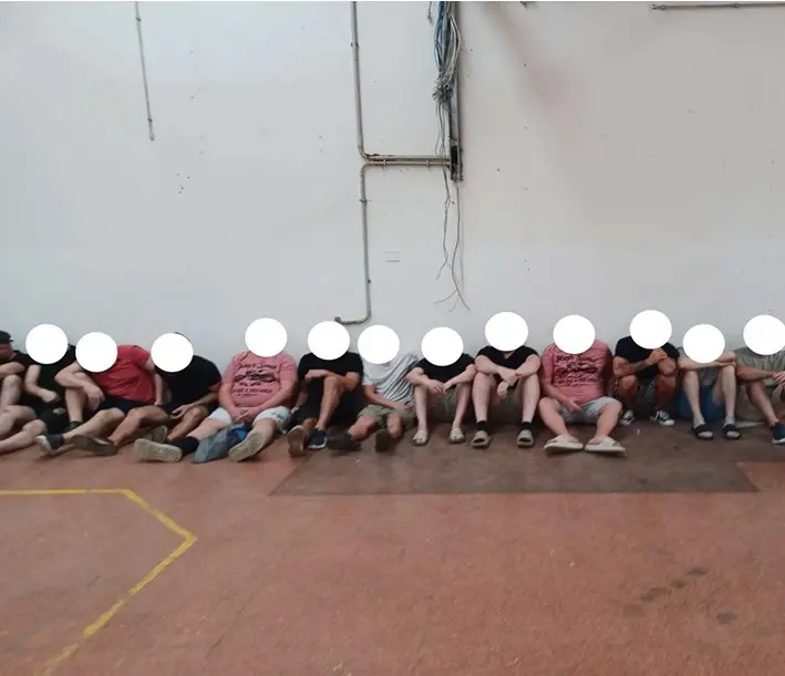 Il blitz della Guardia di Finanza ha portato alla luce le condizioni proibitive in cui venivano impiegati ventuno cittadini ucraini e moldavi, privi di documenti e permessi. Questi uomini vivevano in uno stato di vera e propria reclusione, costretti a dormire in alloggi di fortuna ricavati all'interno dei capannoni, con il divieto assoluto di uscire per non attirare sospetti. La manovalanza veniva sfruttata con turni massacranti in ambienti dalle carenti condizioni igieniche, funzionali solo a garantire i profitti record dell'organizzazione criminale. Il personale, invisibile al mondo esterno, veniva gestito come una risorsa da consumare all'interno della struttura blindata di produzione.