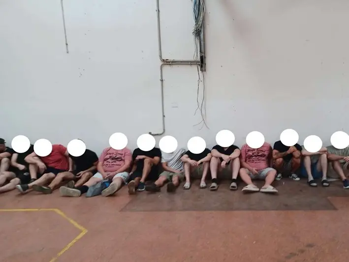 Il blitz della Guardia di Finanza ha portato alla luce le condizioni proibitive in cui venivano impiegati ventuno cittadini ucraini e moldavi, privi di documenti e permessi. Questi uomini vivevano in uno stato di vera e propria reclusione, costretti a dormire in alloggi di fortuna ricavati all'interno dei capannoni, con il divieto assoluto di uscire per non attirare sospetti. La manovalanza veniva sfruttata con turni massacranti in ambienti dalle carenti condizioni igieniche, funzionali solo a garantire i profitti record dell'organizzazione criminale. Il personale, invisibile al mondo esterno, veniva gestito come una risorsa da consumare all'interno della struttura blindata di produzione.