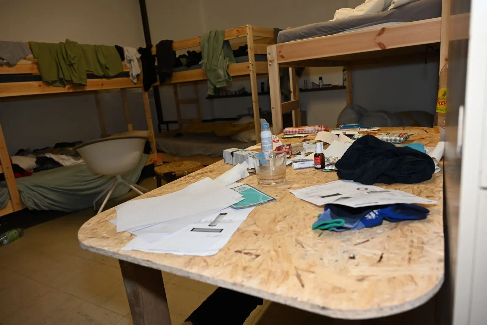 Il blitz della Guardia di Finanza ha portato alla luce le condizioni proibitive in cui venivano impiegati ventuno cittadini ucraini e moldavi, privi di documenti e permessi. Questi uomini vivevano in uno stato di vera e propria reclusione, costretti a dormire in alloggi di fortuna ricavati all'interno dei capannoni, con il divieto assoluto di uscire per non attirare sospetti. La manovalanza veniva sfruttata con turni massacranti in ambienti dalle carenti condizioni igieniche, funzionali solo a garantire i profitti record dell'organizzazione criminale. Il personale, invisibile al mondo esterno, veniva gestito come una risorsa da consumare all'interno della struttura blindata di produzione.