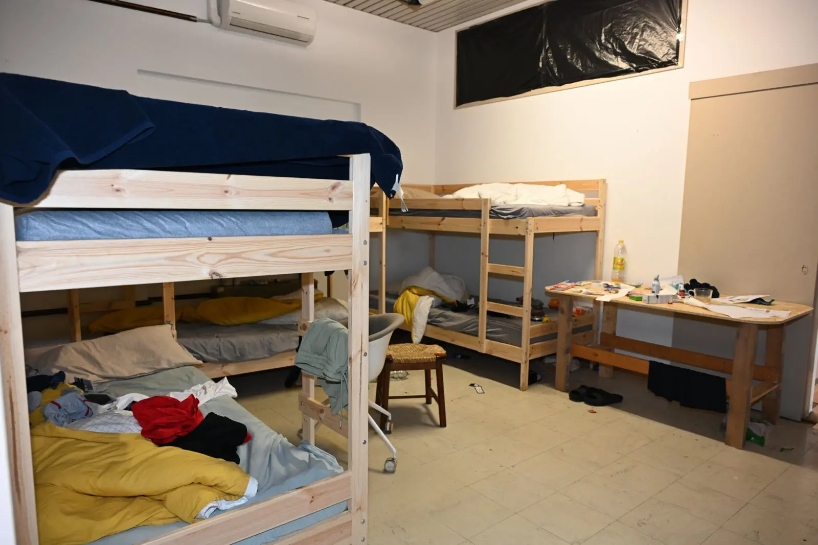 Il blitz della Guardia di Finanza ha portato alla luce le condizioni proibitive in cui venivano impiegati ventuno cittadini ucraini e moldavi, privi di documenti e permessi. Questi uomini vivevano in uno stato di vera e propria reclusione, costretti a dormire in alloggi di fortuna ricavati all'interno dei capannoni, con il divieto assoluto di uscire per non attirare sospetti. La manovalanza veniva sfruttata con turni massacranti in ambienti dalle carenti condizioni igieniche, funzionali solo a garantire i profitti record dell'organizzazione criminale. Il personale, invisibile al mondo esterno, veniva gestito come una risorsa da consumare all'interno della struttura blindata di produzione.