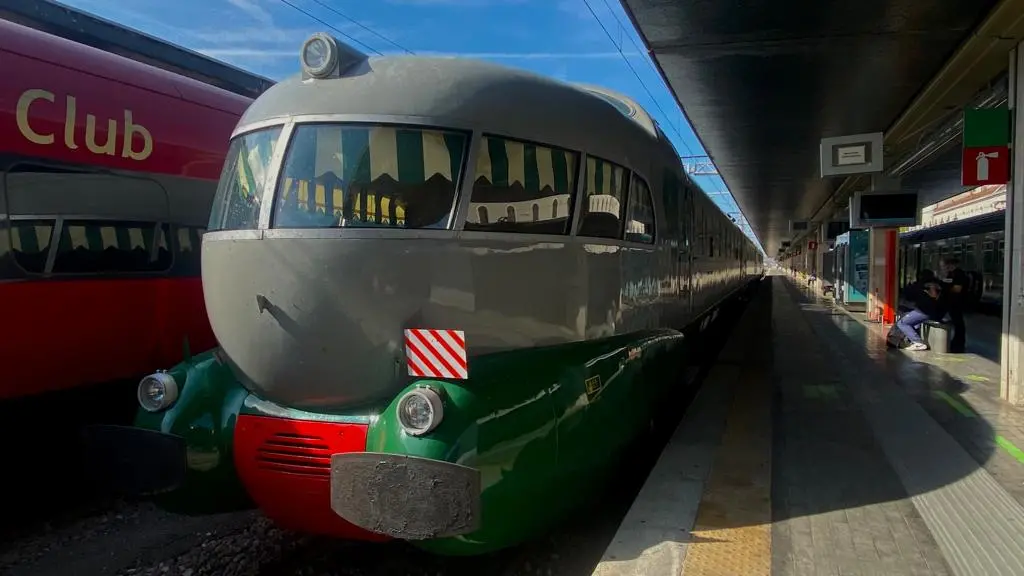 Lo storico treno ETR 252 design anni sessanta 60 Arlecchino