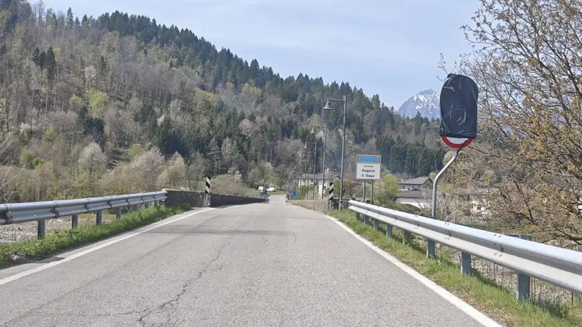 I cartelli coperti lungo il ponte