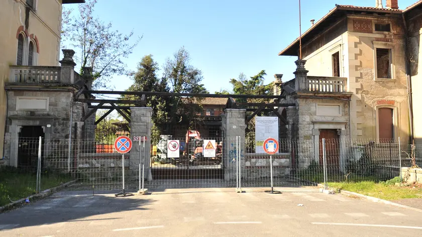 I segni del degrado nell’ex frigo di via Sabbadini /foto Petrussi