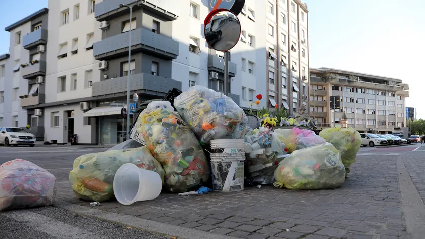 I rifiuti abbandonati per strada a Pordenone