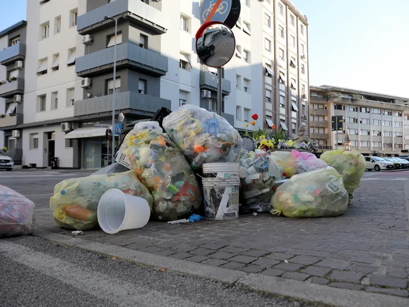 I rifiuti abbandonati per strada a Pordenone