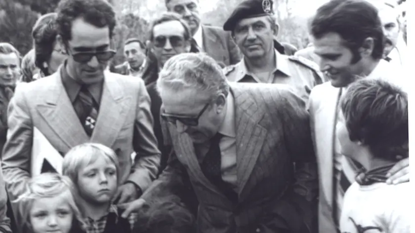 Il commissario straordinario per la ricostruzione del Friuli Giuseppe Zamberletti nel 1976 tra i terremotati.