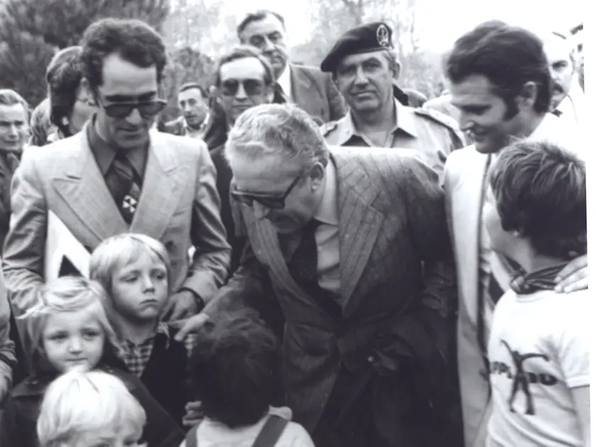Il commissario straordinario per la ricostruzione del Friuli Giuseppe Zamberletti nel 1976 tra i terremotati.