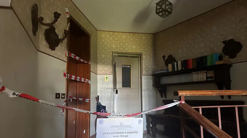 Il luogo dell'omicidio di Mario Ruoso, il suo appartamento sotto sigilli