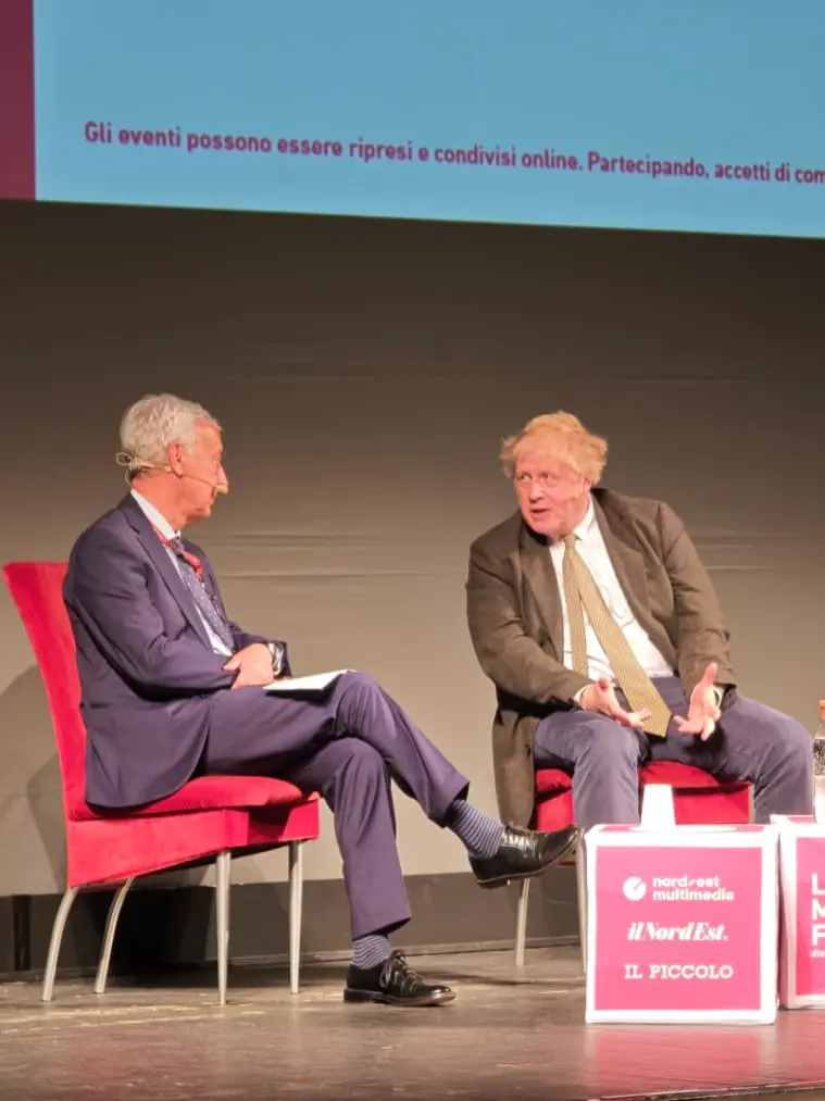 Boris Johson sul palco del Rossetti assieme a Marco Zatterin (foto Andrea Lasorte)