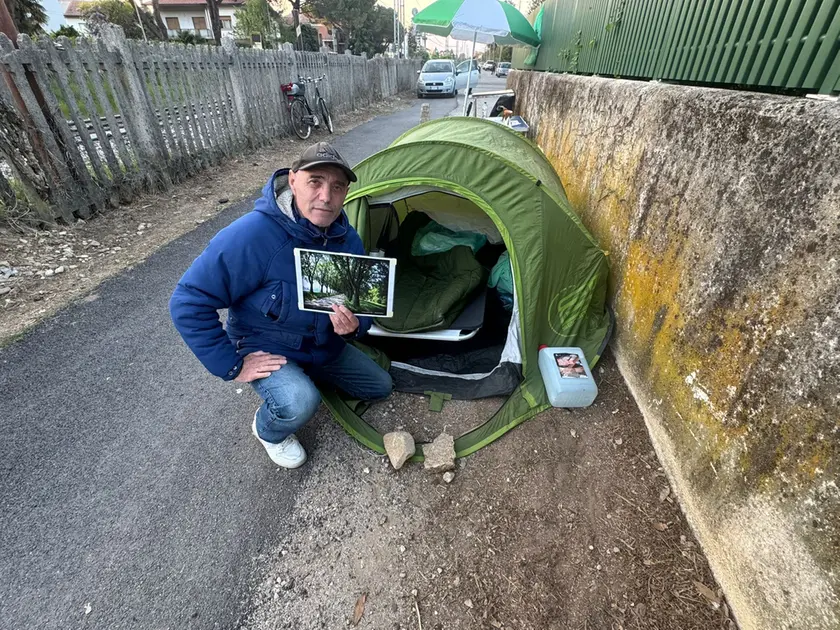 Il consigliere comunale Mansi dalla scorsa notte sta dormendo vicino al passaggio a livello di via del Bon