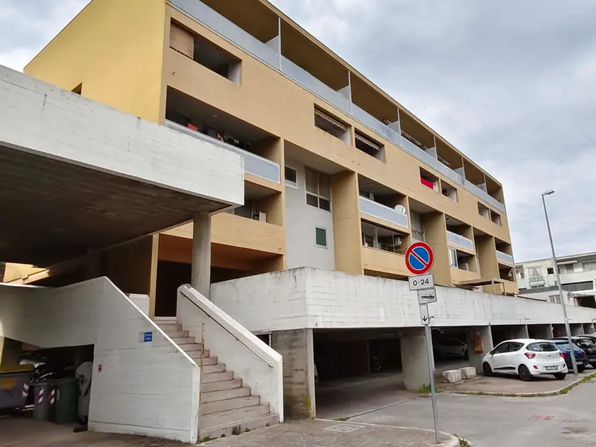 La palazzina di viale XXV Aprile dove è stato trovato il cadavere dell’84enne Lucia Venturi (Bruni)