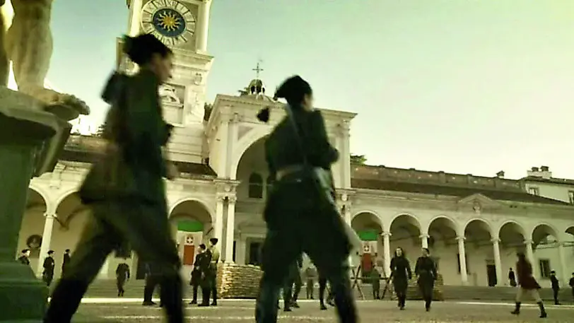 Una scena del film Alla festa della rivoluzione girata in centro a Udine davanti alla loggia del Lionello